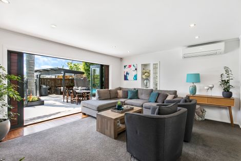 Photo of property in 21 Sartors Avenue, Northcross, Auckland, 0630