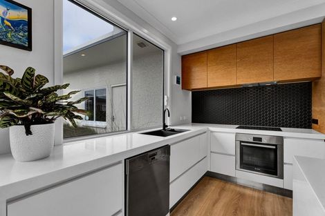 Photo of property in 10 Strandon Place, Strandon, New Plymouth, 4312