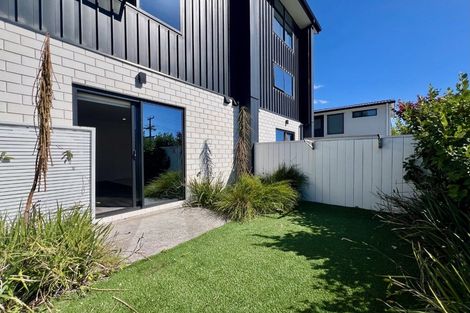 Photo of property in 2/59 Neil Avenue, Te Atatu Peninsula, Auckland, 0610