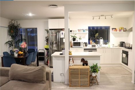 Photo of property in 1/2 Fernlea Rise, Bayview, Auckland, 0629