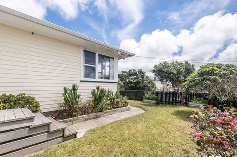 Photo of property in 5 Catherine Crescent, Paparangi, Wellington, 6037