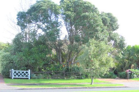 Photo of property in 19 Halldene Terrace, Red Beach, 0932