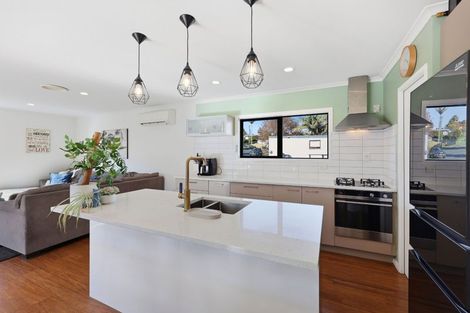 Photo of property in 64 Robbies Road, Shelly Park, Auckland, 2014