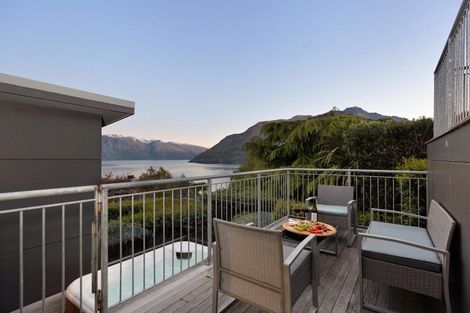 Photo of property in 6 Whitbourn Place, Fernhill, Queenstown, 9300
