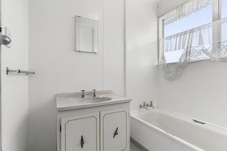 Photo of property in 27 Becker Drive, Weymouth, Auckland, 2103