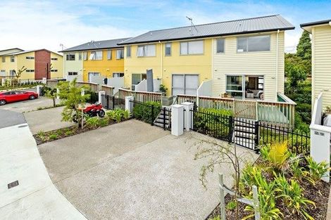 Photo of property in 28/11 Ray Small Drive, Papakura, 2110