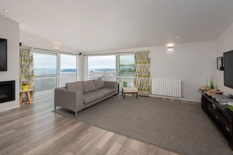 Photo of property in 21 Cheyne Walk, Newlands, Wellington, 6037