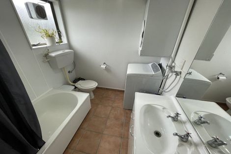 Photo of property in 152 Akaroa Drive, Maupuia, Wellington, 6022