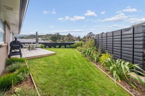 Photo of property in 15 Rewarewa Way, Timberlea, Upper Hutt, 5018
