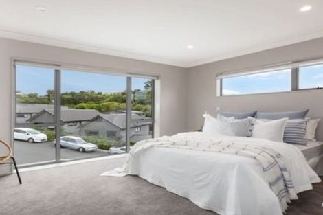 Photo of property in 2 Brindle Way, Newlands, Wellington, 6037