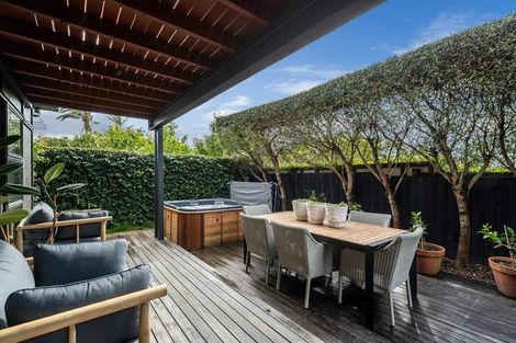 Photo of property in 2/10 Merani Street, Narrow Neck, Auckland, 0622