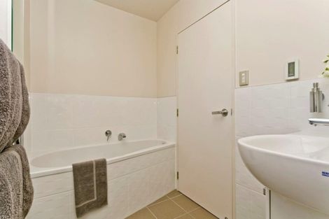 Photo of property in 11 Te Hoe Grove, Pinehill, Auckland, 0632