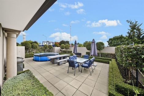 Photo of property in 51 Strowan Road, Strowan, Christchurch, 8052