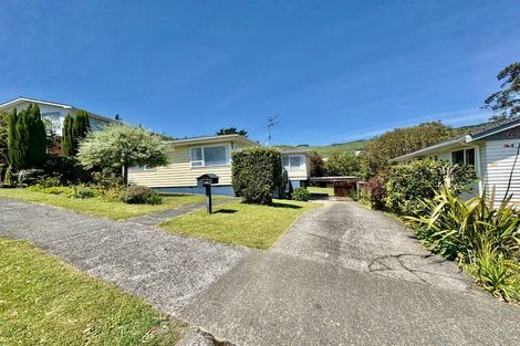 Photo of property in 135 Taylor Terrace, Tawa, Wellington, 5028