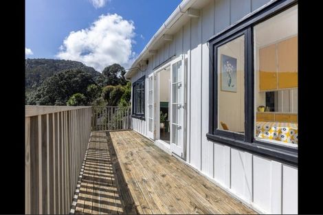 Photo of property in 5 Glenesk Road, Piha, New Lynn, 0772
