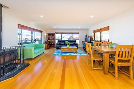 Photo of property in 25 Orinda Close, Botany Downs, Auckland, 2010