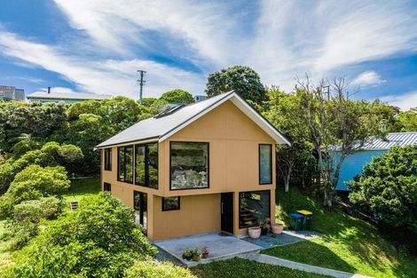 Photo of property in 13 Airlie Road, Plimmerton, Porirua, 5026