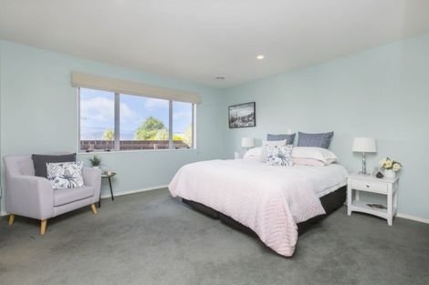 Photo of property in 4 Ronald Scott Grove, Riverstone Terraces, Upper Hutt, 5018