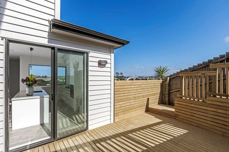 Photo of property in 15a Living Stream Road, Albany Heights, Auckland, 0632