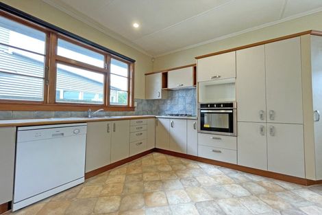 Photo of property in 28 Pahiatua Street, Hokowhitu, Palmerston North, 4410