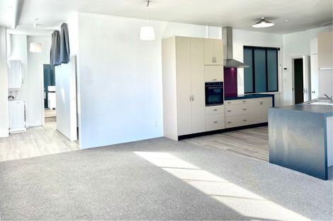 Photo of property in Endeavour Apartments, 18/125 Thorndon Quay, Pipitea, Wellington, 6011