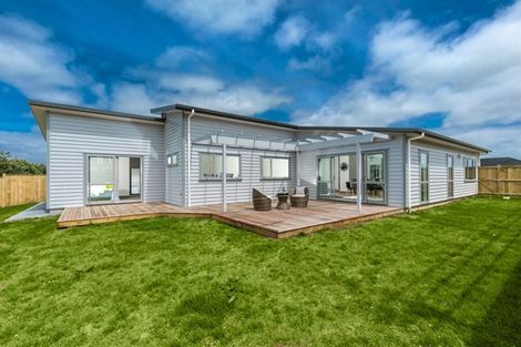 Photo of property in 8 Sir Lincoln Drive, Kumeu, 0810