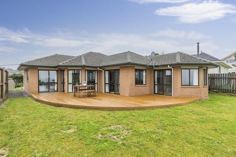 Photo of property in 52 Miles Crescent, Newlands, Wellington, 6037