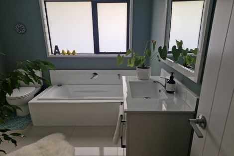 Photo of property in 11 Heta Road, Highlands Park, New Plymouth, 4312