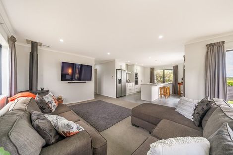 Photo of property in 5 Mckenzie Way, Timberlea, Upper Hutt, 5018