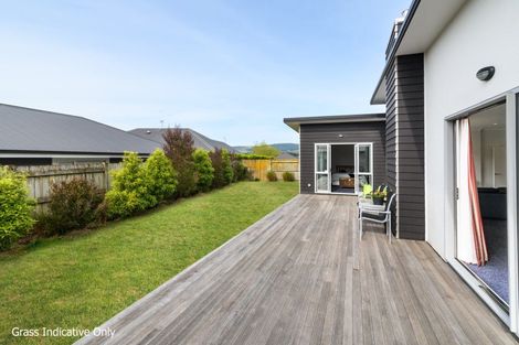 Photo of property in 4 Saint Heliers Grove, Fitzherbert, Palmerston North, 4410