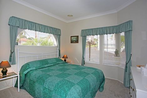 Photo of property in 17 Santa Monica Place, Goodwood Heights, Auckland, 2105