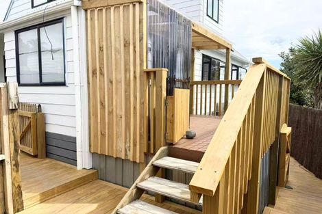 Photo of property in 1/23 Sungrove Rise, Sunnyvale, Auckland, 0612