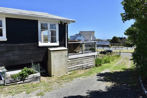 Photo of property in 60 Sarah Street, Waikawa Beach, Levin, 5573