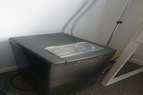 Photo of property in 15 Barker Rise, Northcross, Auckland, 0632