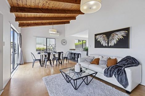 Photo of property in 2/48 Barbados Drive, Unsworth Heights, Auckland, 0632