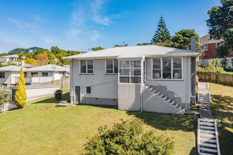 Photo of property in 2 Hiwi Crescent, Titahi Bay, Porirua, 5022