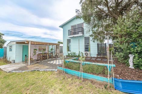 Photo of property in 19 Cross Street, Castlecliff, Whanganui, 4501