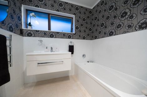 Photo of property in 12 Caulfield Place, Awapuni, Palmerston North, 4412