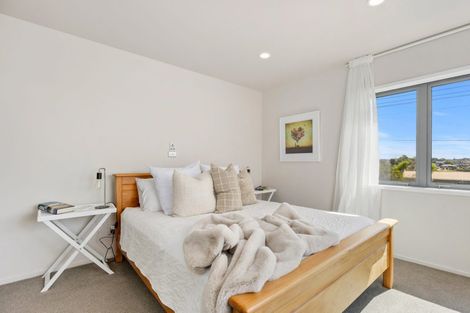 Photo of property in 1/66 Browns Bay Road, Rothesay Bay, Auckland, 0630