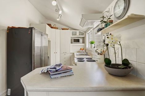 Photo of property in 96 Holly Road, St Albans, Christchurch, 8014