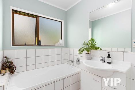 Photo of property in 2/154 Newlands Road, Newlands, Wellington, 6037