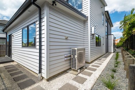 Photo of property in 43 Knights Road, Rothesay Bay, Auckland, 0630