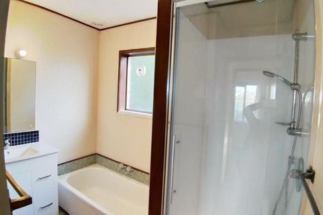 Photo of property in 2/9 Seaton Road, Murrays Bay, Auckland, 0630