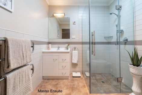 Photo of property in 12 Ngatiti Place, One Tree Point, 0118