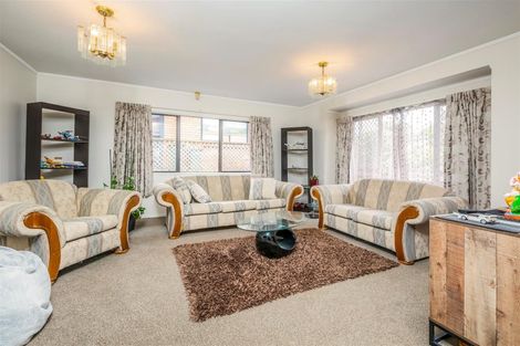 Photo of property in 35 Pinewood Grove, Botany Downs, Auckland, 2010