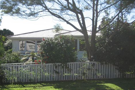 Photo of property in 17 Larnoch Road, Henderson, Auckland, 0610