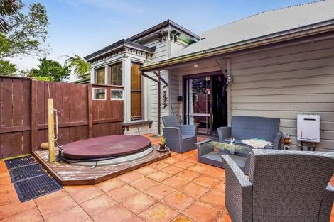 Photo of property in 165 South Road, Hawera, 4610