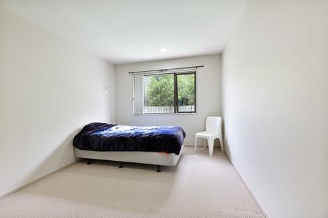 Photo of property in 112 Lake Panorama Drive, Henderson Valley, Auckland, 0612