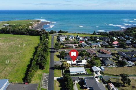 Photo of property in 16 Heaphy Road, Opunake, 4616