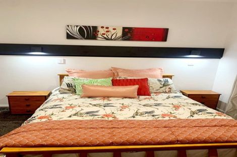 Photo of property in 37 Newington Road, Henderson, Auckland, 0612